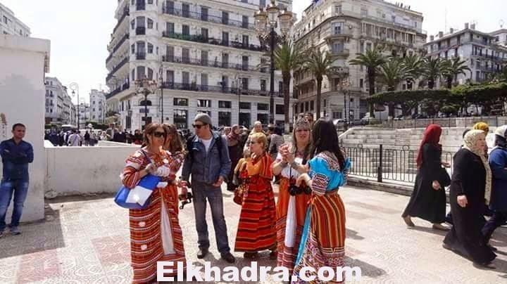 Des femmes en robe Kabyle