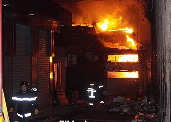 Dix locaux commerciaux ravagés par le feu au marché des frères Bettou à Constantine 9
