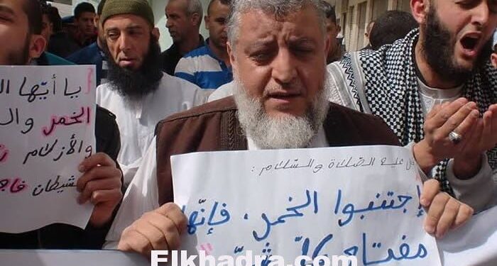 الشيخ عبد الفتاح زراوي ينظم وقفة إحتجاجية ضد قرار استباحة بيع الخمور بالجملة 1