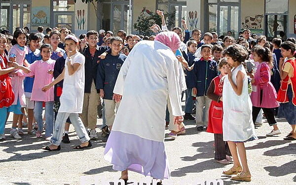معلمة تعاقب تلميذا بإنزال سرواله ووضع قناع حمار على رأسه 1