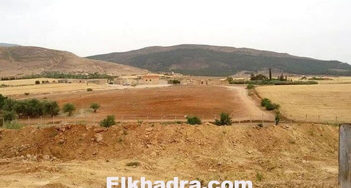 عائلات مغربية تقتحم الحدود الجزائرية وتطالب باللجوء 1