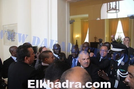 بالصور.. معركة بالأيدي بين حراس الملك المغربي محمد السادس ورئيس السنغال 1