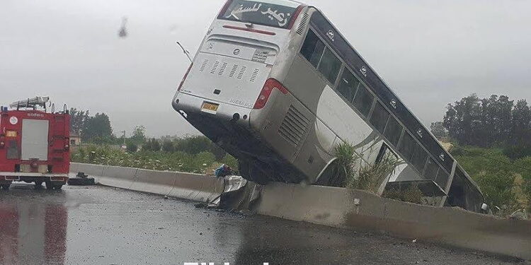 بالصور.. إنحراف حافلة لنقل المسافرين بالكاليتوس 1