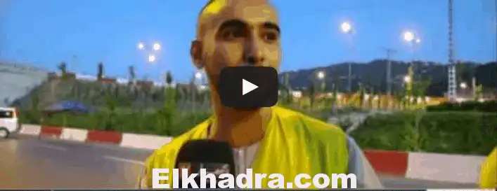 شاهد بالفيديو: شباب متطوّعون يوزّعون وجبات افطار خفيفة على مستعملي الطريق في تيزي وزو