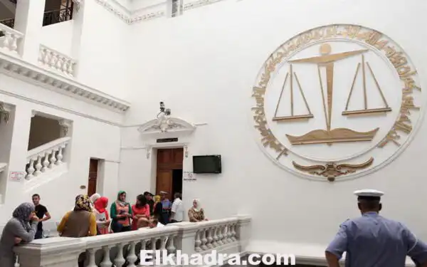 طالبة بكالوريا تجر عشيقها إلى سرقة مليار ونصف من عمها