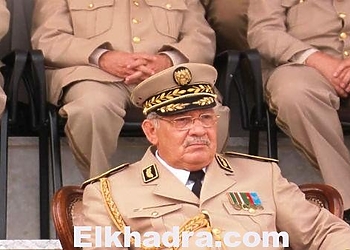 Gaïd Salah installe le nouveau commandant de la Garde républicaine, rend hommage aux militaires tués à Ain Defla 13