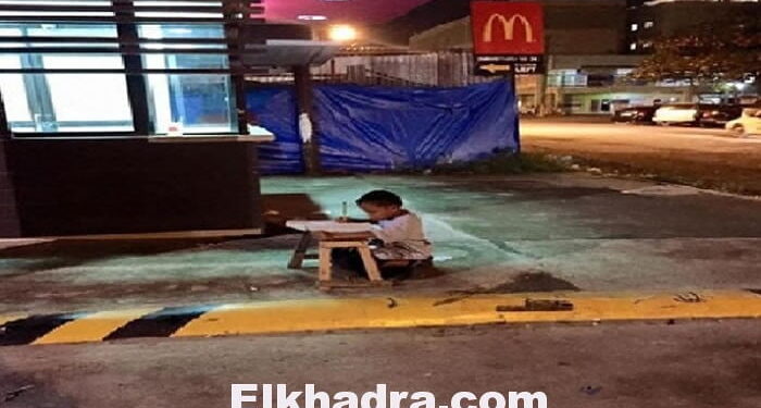 تعاطف عالمي مع طفل ينهي واجباته المنزلية على ضوء أحد المطاعم 1