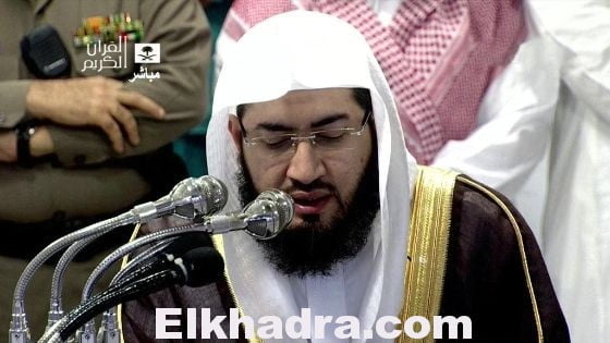 إمام الحرم المكي يدعو بطريقة تفاجئ المصلين في التراويح 1