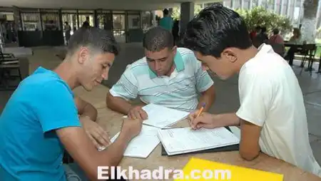 العشرات من الطلبة يحتجون ويرفضون التسجيل الجامعي