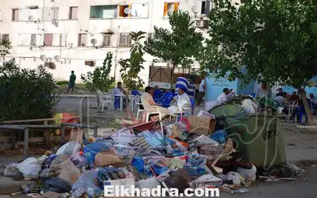 النفايات تخرج المواطنين إلى الشارع في 5 ولايات