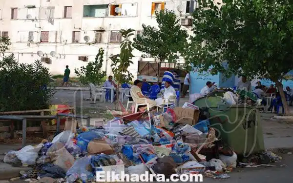 النفايات تخرج المواطنين إلى الشارع في 5 ولايات