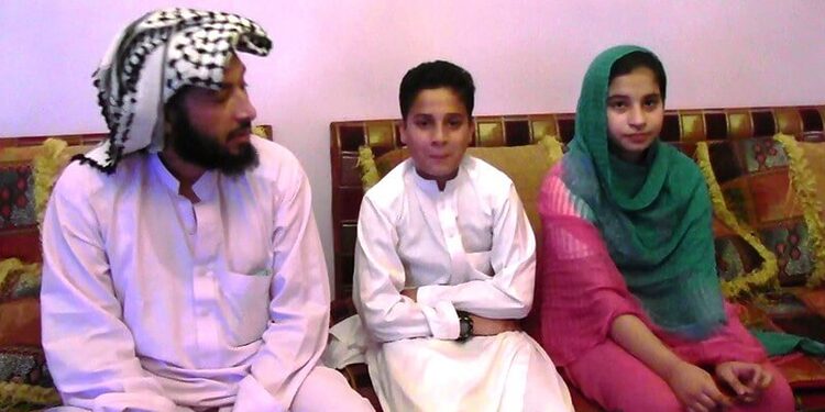 معتقل سابق في غوانتنامو يلتقي بأولاده وزوجته الباكستانية في بشار بعد 12 سنة 1