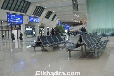 الجزائريون حاملو الجواز الأجنبي ممنوعون من دخول الجزائر بدون فيزا
