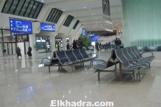 الجزائريون حاملو الجواز الأجنبي ممنوعون من دخول الجزائر بدون فيزا