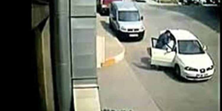 سيدة تبهدل زوجها في الشارع وتتهمه بمحاولة اختطافها في سطيف 1