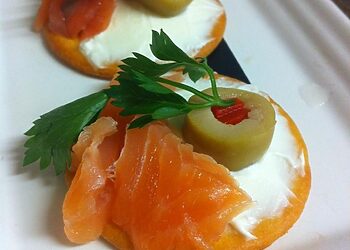 Canapés smoked salomon and marbré cacke 3