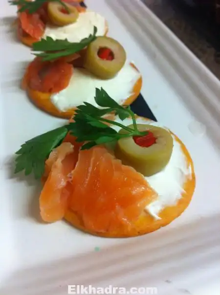 Canapés smoked salomon and marbré cacke