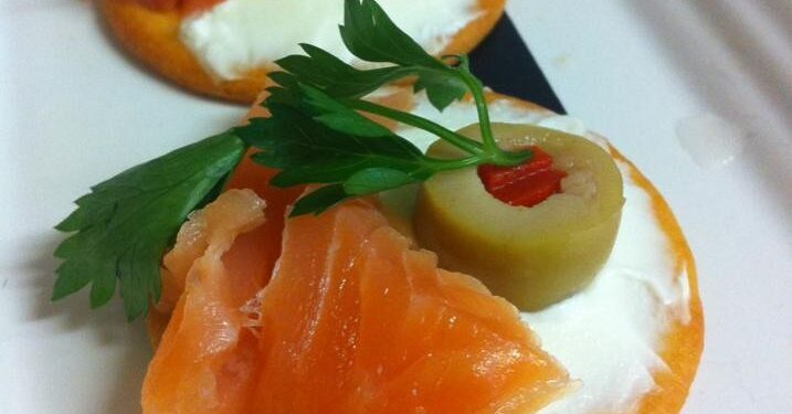 Canapés smoked salomon and marbré cacke 1