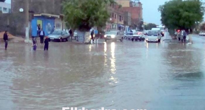 أمطار طوفانية تغرق البيوت والسيارات في عز الصيف 1