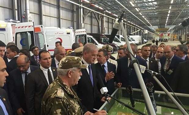 Sellal entame sa visite de travail à Tiaret par l'inspection de l'usine Mercedes-Benz 1
