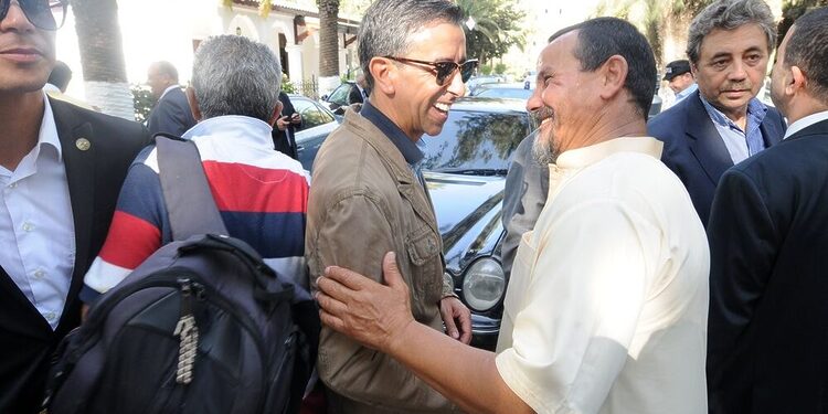 Photo : La poignée de main entre Ali Haddad et Abdelhak Layada, ancien chef du GIA 1