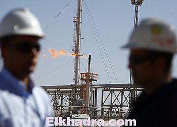Technicians stand at Krechba gas treatment plant, about 1200 km (746 miles) south of Algiers December 14, 2008. Algeria has approved or plans to approve projects expected to bring on up to 110,000 barrels per day (bpd) of crude oil output and 100,000 bpd of oil equivalents by 2012 or 2013, a Sonatrach official said on Sunday.  REUTERS/Zohra Bensemra (ALGERIA)