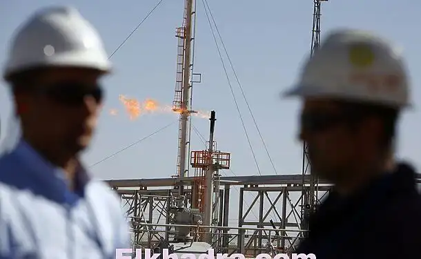 Technicians stand at Krechba gas treatment plant, about 1200 km (746 miles) south of Algiers December 14, 2008. Algeria has approved or plans to approve projects expected to bring on up to 110,000 barrels per day (bpd) of crude oil output and 100,000 bpd of oil equivalents by 2012 or 2013, a Sonatrach official said on Sunday.  REUTERS/Zohra Bensemra (ALGERIA)