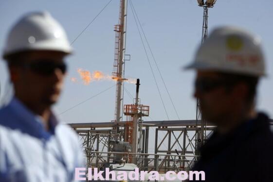 Technicians stand at Krechba gas treatment plant, about 1200 km (746 miles) south of Algiers December 14, 2008. Algeria has approved or plans to approve projects expected to bring on up to 110,000 barrels per day (bpd) of crude oil output and 100,000 bpd of oil equivalents by 2012 or 2013, a Sonatrach official said on Sunday.  REUTERS/Zohra Bensemra (ALGERIA)