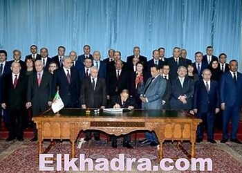 Le Président Bouteflika signe la Loi de finances 2017 12