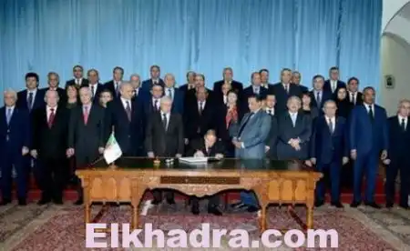 Le Président Bouteflika signe la Loi de finances 2017