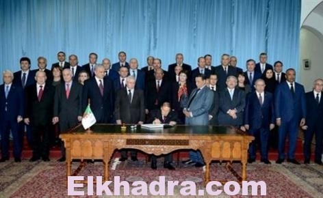Le Président Bouteflika signe la Loi de finances 2017 1