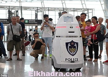 أول روبوت شرطي يباشر مهامه في الصين 2