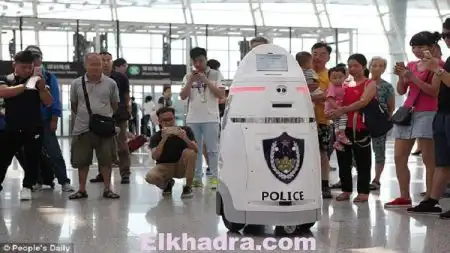 أول روبوت شرطي يباشر مهامه في الصين
