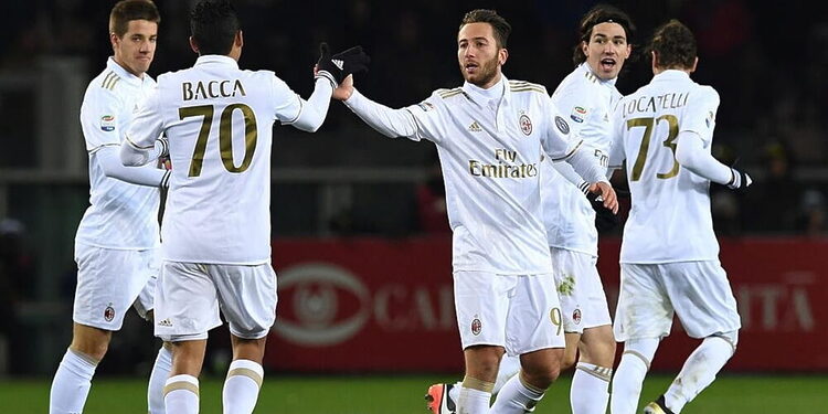 TURIN, ITALY - JANUARY 16:  Andrea Bertolacci (R) of AC Milan celebrates his goal with team mate Carlos Bacca during the Serie A match between FC Torino and AC Milan at Stadio Olimpico di Torino on January 16, 2017 in Turin, Italy.  (Photo by Valerio Pennicino/Getty Images)