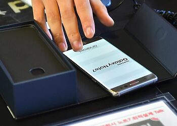 A South Korean employee provides a replacement Samsung Galaxy Note7 smartphone at a telecommunications shop in Seoul on September 19, 2016.
Samsung started on September 19 to provide users of its Galaxy Note 7 smartphone the first batch of replacements with new batteries, after a series of battery explosions prompted a major recall worldwide. / AFP / JUNG YEON-JE        (Photo credit should read JUNG YEON-JE/AFP/Getty Images)