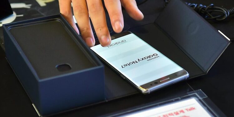 A South Korean employee provides a replacement Samsung Galaxy Note7 smartphone at a telecommunications shop in Seoul on September 19, 2016.
Samsung started on September 19 to provide users of its Galaxy Note 7 smartphone the first batch of replacements with new batteries, after a series of battery explosions prompted a major recall worldwide. / AFP / JUNG YEON-JE        (Photo credit should read JUNG YEON-JE/AFP/Getty Images)