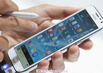 BERLIN, GERMANY - AUGUST 30:  A visitor tries out the new Samsung Galaxy Note II smartphone at the Samsung stand at the IFA 2012 consumer electronics trade fair on August 30, 2012 in Berlin, Germany. IFA 2012 will be open to the public from August 31 through September 5.  (Photo by Sean Gallup/Getty Images)