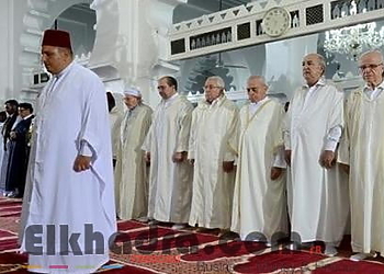 Bensalah, Bouhadja et Tebboune accomplissent la prière de l'Aid à la Grande Mosquée d'Alger 2