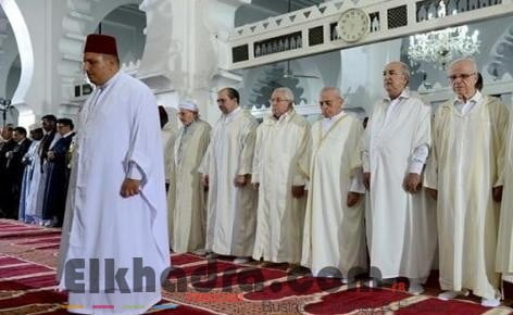 Bensalah, Bouhadja et Tebboune accomplissent la prière de l'Aid à la Grande Mosquée d'Alger 1