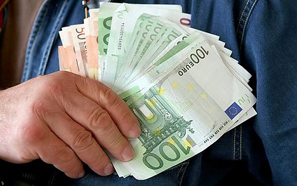 سعر اليورو مقابل الدينار الجزائري في السوق السوداء اليوم 22-03-2020 1