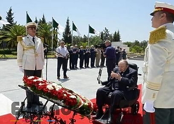 Bouteflika se recueille à la mémoire des martyrs de la Révolution 3