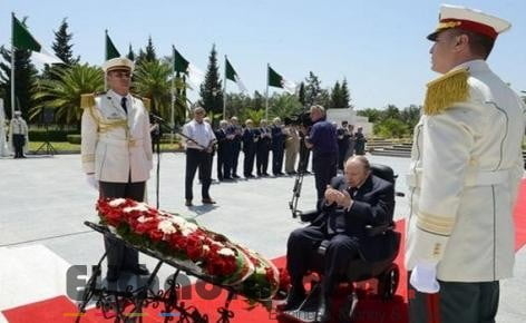 Bouteflika se recueille à la mémoire des martyrs de la Révolution 1
