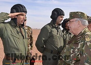 Gaïd Salah réaffirme à Béchar l'importance de rehausser le niveau d'instruction des Forces armées 3