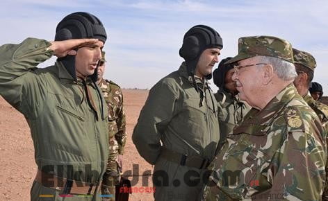Gaïd Salah réaffirme à Béchar l'importance de rehausser le niveau d'instruction des Forces armées 2
