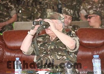 Gaïd Salah supervise à Bechar le lancement d'un exercice tactique combiné à tirs réels 18 Gaïd Salah supervise à Bechar le lancement d'un exercice tactique combiné à tirs réels 18