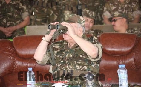 Gaïd Salah supervise à Bechar le lancement d'un exercice tactique combiné à tirs réels 1