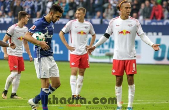 Schalke 04 débute la saison par une victoire 2-0 en Bundesliga face au Red Bull Leipzig, grâce notamment à un penalty transformé par Nabil Bentaleb. 2