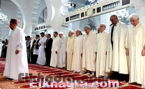 Bensalah, Bouhadja et Ouyahia accomplissent la prière de l'Aid El-Adha à la grande mosquée d'Alger 2