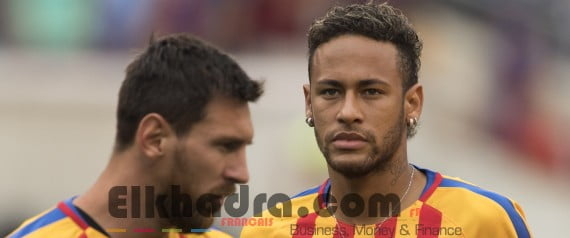 (FILES) This file photo taken on July 22, 2017 shows Neymar (R) and Lionel Messi (L) of FC Barcelona warming up before the International Champions Cup (ICC)  match between Juventus FC and FC Barcelona at the Met Life Stadium in East Rutherford, New Jersey.
One argument backing Neymar's decision to leave Barca on top of reportedly tripling his wages is to move out of Messi's shadow and compete to become the first Ballon d'Or winner outside of Messi and Ronaldo for a decade. / AFP PHOTO / DON EMMERT        (Photo credit should read DON EMMERT/AFP/Getty Images)