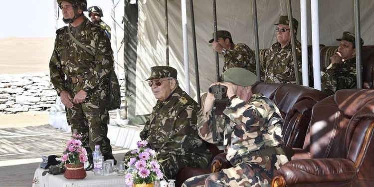 Gaïd Salah supervise un exercice de tirs réels dans la 4ème région militaire 1